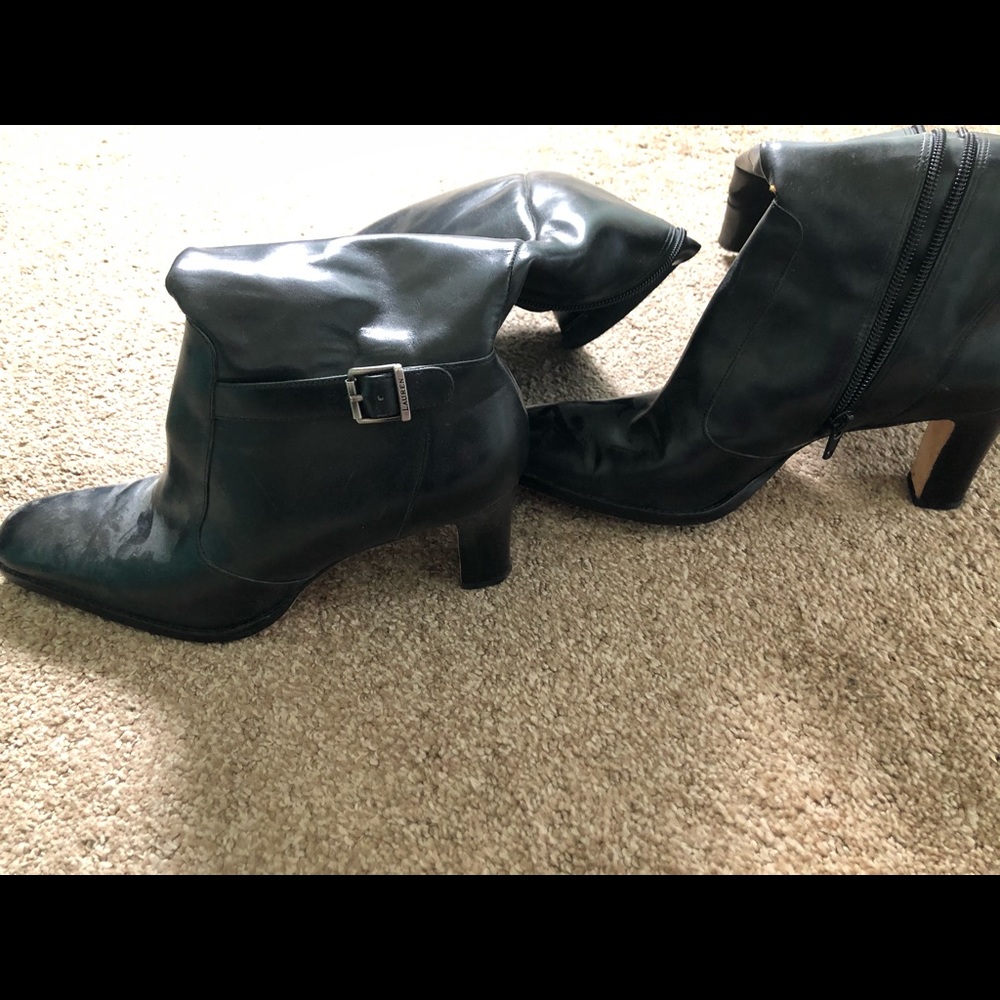 Woman’s black leather boots 8